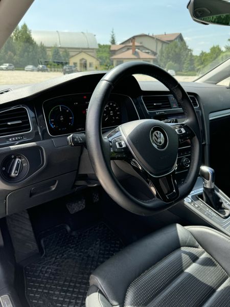 Volkswagen e-Golf 2017 | 250km | Белый nayavnist-volkswagen-e-golf-2017-250km-bilyi фото