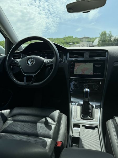 Volkswagen e-Golf 2017 | 250km | Белый nayavnist-volkswagen-e-golf-2017-250km-bilyi фото